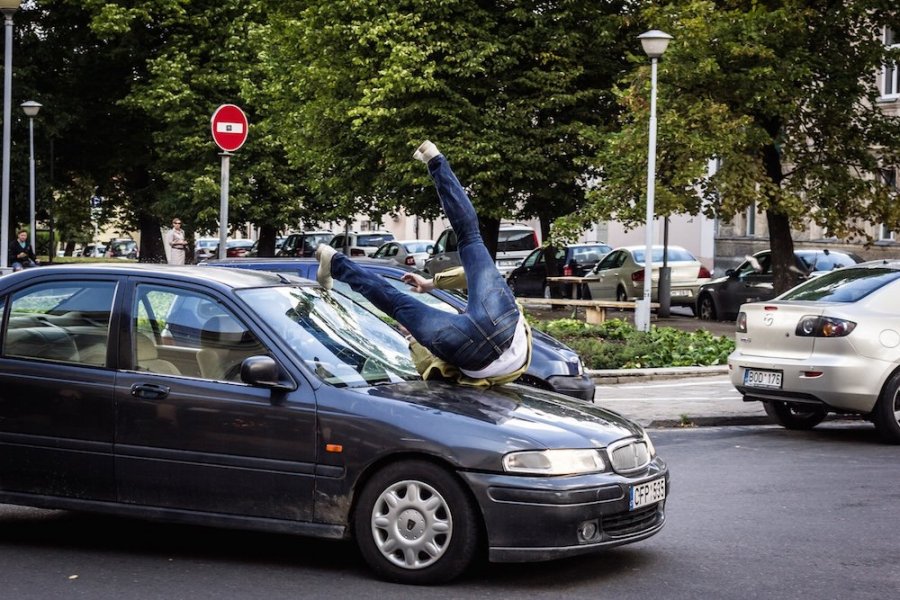 Premjeros „Bruto ir Neto“ filmavimo aikštelė: automobilio avarijoje nenuskilo M. Papinigio dubleriui