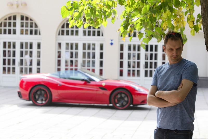 Kauno centre pradingo gražuolių apsuptas milijonieriaus U. Kiguolio „Ferrari“?