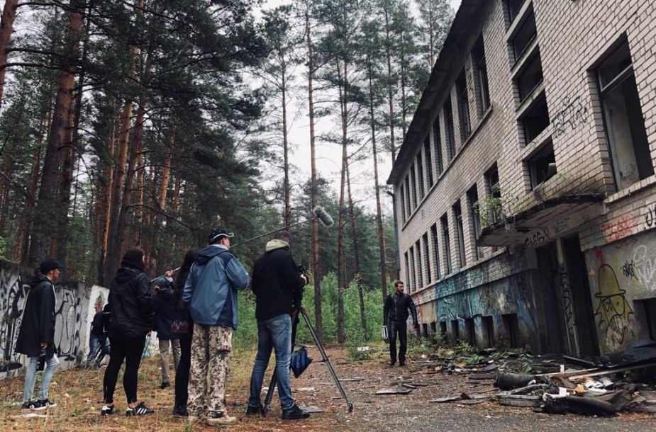 Serialo filmavimo komandą apsupo pastiprintos apsaugos darbuotojai