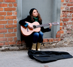 Serialo „Moterų laimė“ aktorė ragavo gatvės muzikantės duonos